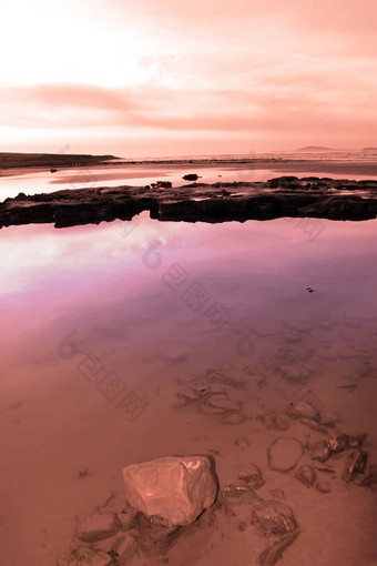 比尔紫色的海滩视图