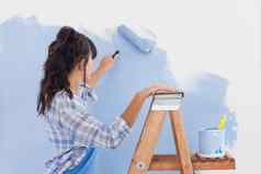 女人油漆辊油漆墙