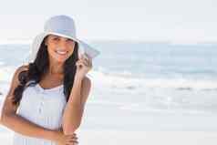 美丽的浅黑肤色的女人白色遮阳帽微笑相机