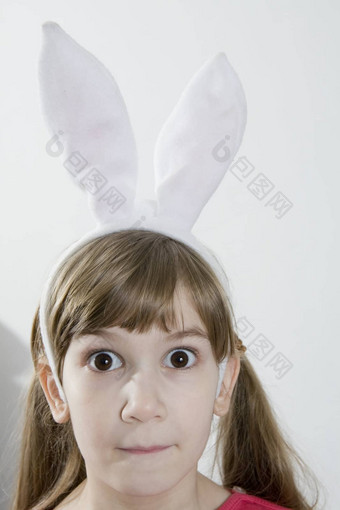 眼睛美丽的女孩兔子耳朵很多Copyspace房间