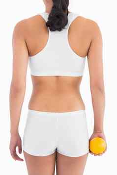 女纤细的身体白色体育运动内衣持有橙色
