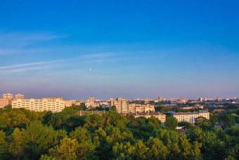 明斯克白俄罗斯城市季度绿色公园蓝色的天空