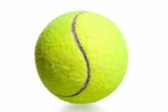 特写镜头拍摄黄色的网球球白色背景