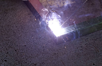 铁焊接明亮的光