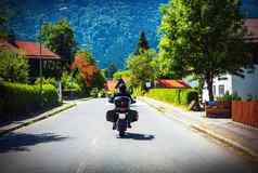 骑摩托车的人巡回演出奥地利