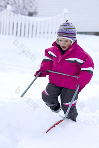 孩子铲雪