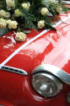 白色玫瑰红色的古董车
