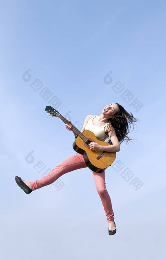 女人跳吉他