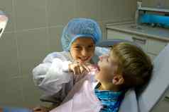 夫妇孩子们玩医生牙医