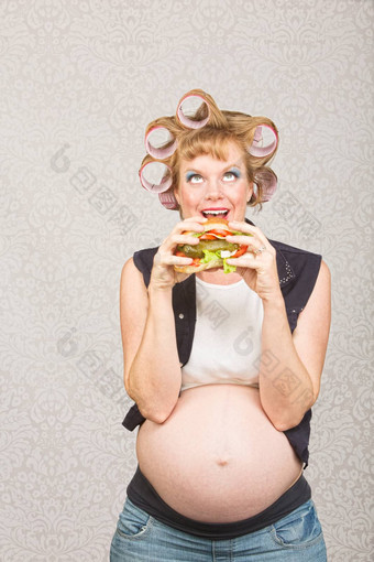怀孕了女人吃三明治