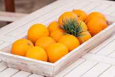 新鲜的橙色水果装饰表格夏天