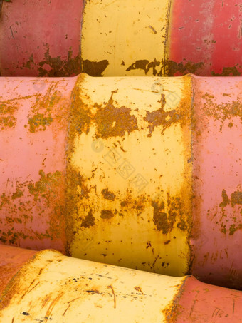 生锈的石油桶黄色的红色的背景模式