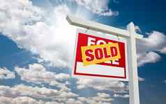 出售出售真正的房地产标志云蓝色的天空