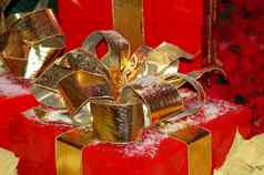 金红色的礼物盒子