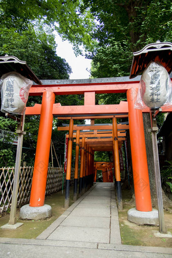 红色的<strong>鸟居门</strong>日本寺庙