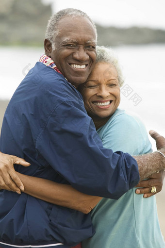 成熟的夫妇拥抱海滩