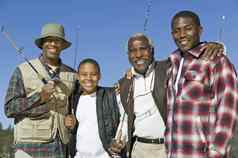 肖像快乐多一代非洲家庭持有钓鱼棒