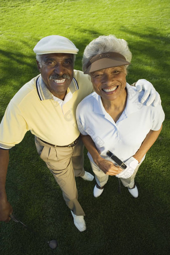 高角视图非洲美国夫妇手臂高尔夫球