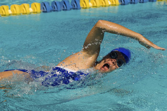 有竞争力的运动员游泳<strong>自由泳</strong>中风池比赛