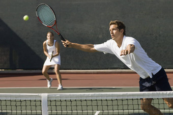 视图双打球员打<strong>网球</strong>球正手网法院