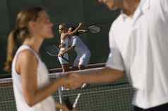 网球球员摇晃手球员拥抱背景