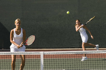 女网球球员站合作伙伴打拍摄背景