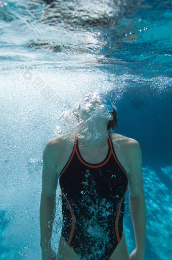 活跃的女潜水员游泳持有呼吸水下