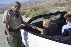 成熟的交通警察检查女人的许可证