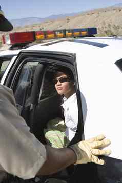 逮捕了女人坐着警察车交通警察