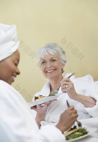 快乐高级女人朋友吃食物