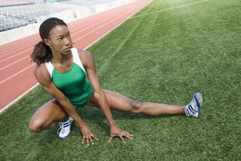 完整的长度非洲美国女人伸展运动比赛场