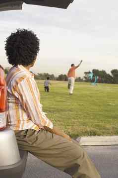 非洲美国女人男人。孩子玩风筝公园
