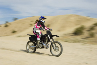 女路骑摩托车的人骑电动机自行车速度比赛跟踪