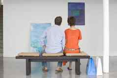 后视图夫妇绘画坐着板凳上艺术画廊