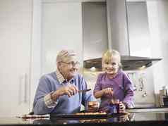 快乐祖父（外）孙女吃烤面包小时厨房