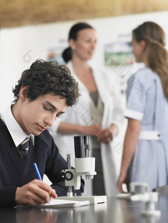 高学校学生显微镜采取笔记实验室