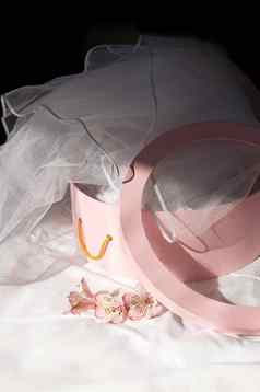粉红色的盒子新娘的面纱