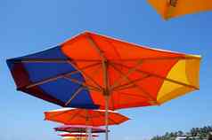 色彩斑斓的海滩雨伞