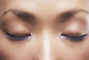 细节图像美丽的女人紫色的眼线笔眼睛关闭