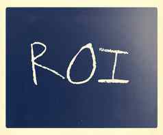 词ROI手写的白色粉笔黑板上