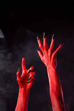 令人毛骨悚然的红色的魔鬼手黑色的指甲