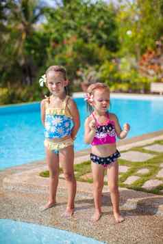 姐妹不错的泳衣游泳池热带度假胜地