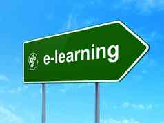 教育概念电子学习头齿轮路标志背景