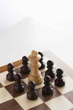 白色王包围黑色的棋子棋盘