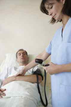 裁剪护士采取血压力脉冲病人医院床上