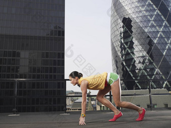 完整的长度一边视图女跑步者<strong>开始</strong>位置市中<strong>心</strong>建筑伦敦