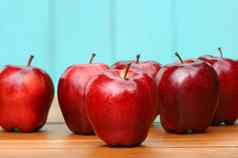红色的美味的苹果学校桌子上