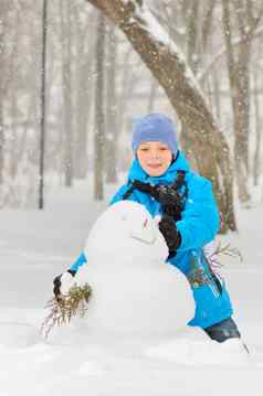 男孩使雪人