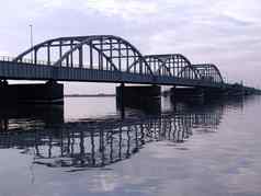 丹麦日德兰半岛桥反射平静水