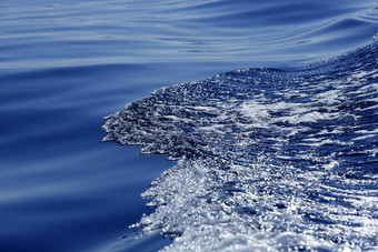 蓝色的水纹理波泡沫行动海
